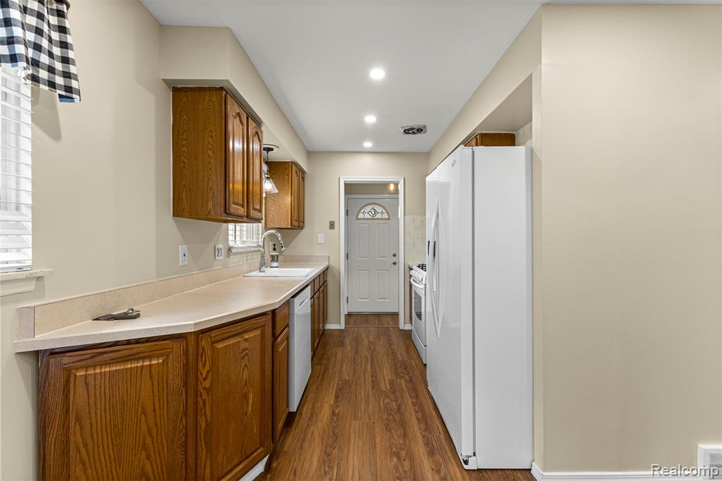 7420 COLONIAL Street, Dearborn Heights, MI 48127 — Photo 9