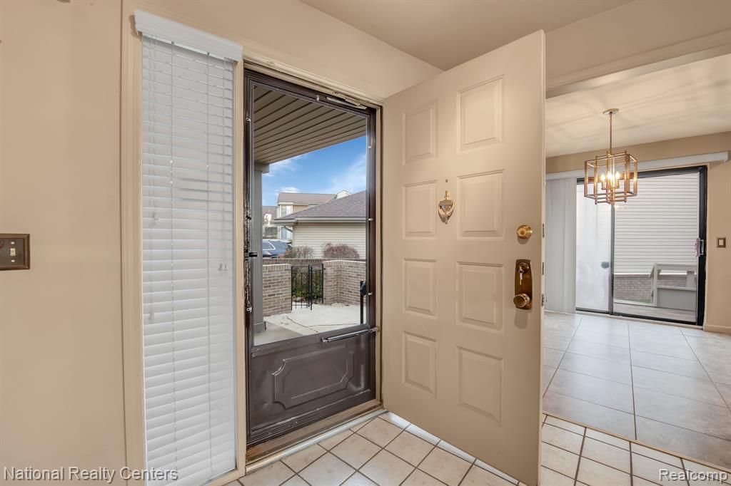 29214 W CHANTICLEER Drive, Southfield, MI 48034 — Photo 5