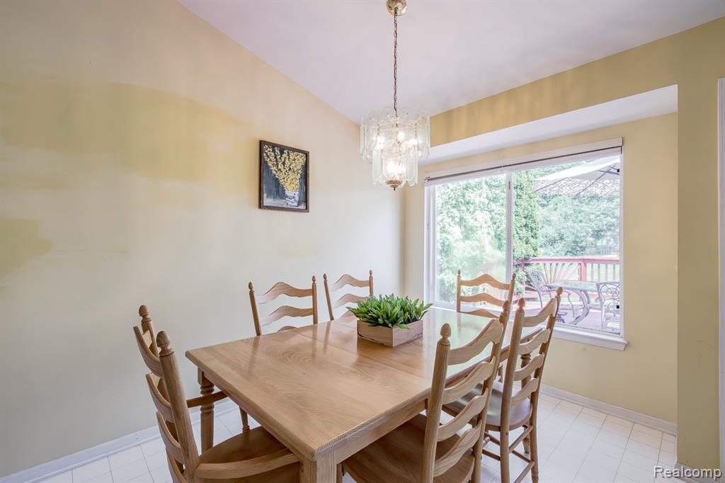 4304 W Pointe Drive, Waterford, MI 48329 — Photo 12