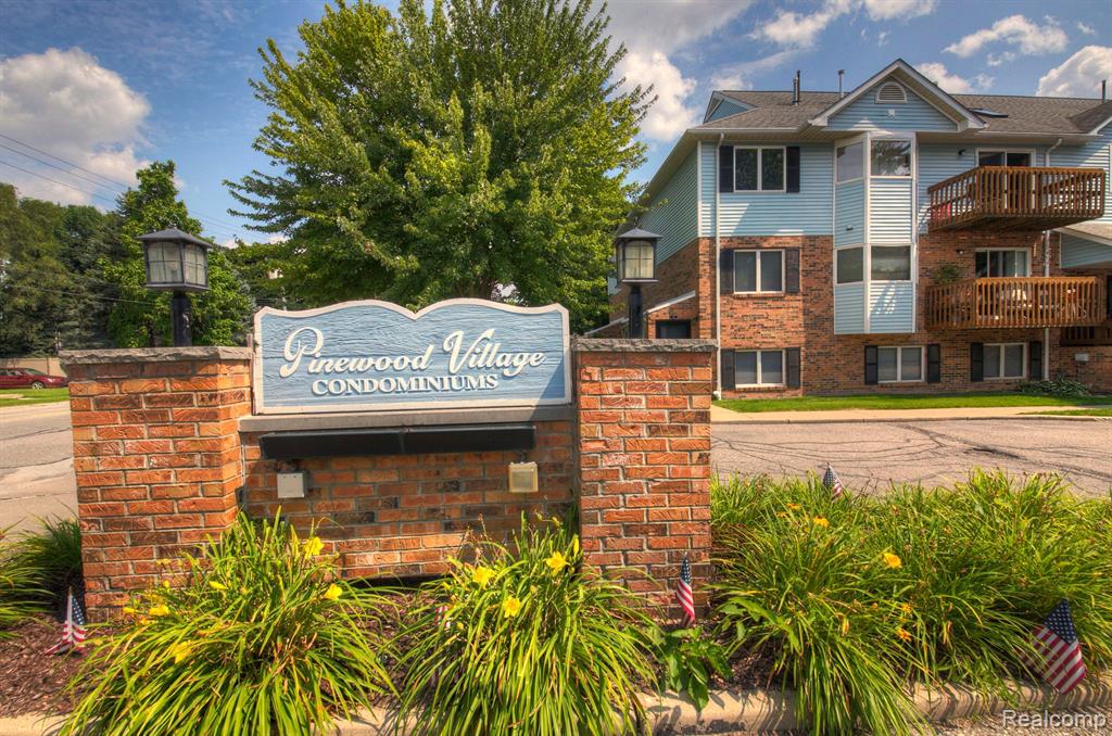 252 PINEWOOD Drive, Plymouth, MI 48170 — Photo 2