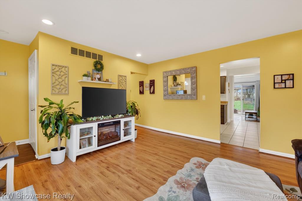 341 Rustic Circle, White Lake, MI — Photo 11