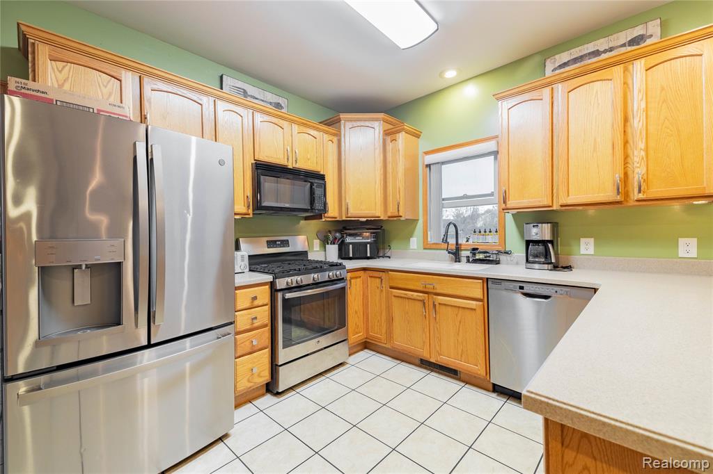 28101 Elwell Road, Belleville, MI 48111 — Photo 7