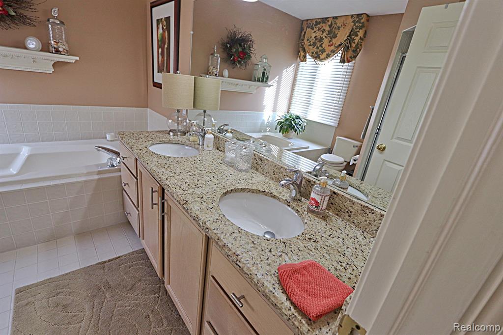 35053 KNOLLWOOD Lane, Farmington Hills, MI 48335 — Photo 38