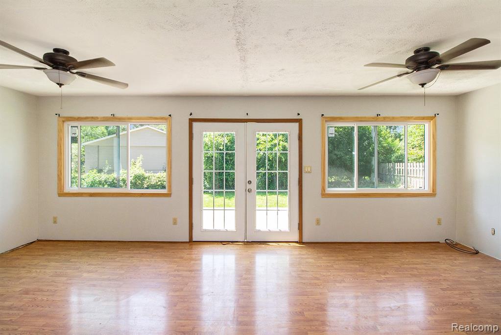 2665 LOS ANGELES Drive, Wolverine Lake, MI 48390 — Photo 10
