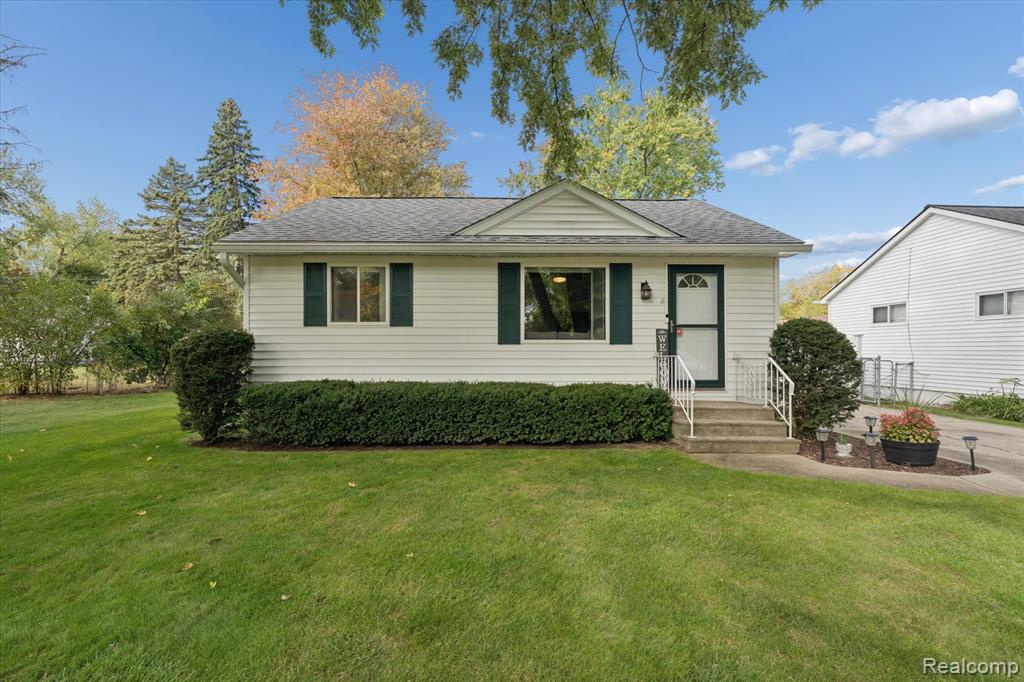 5159 Sashabaw Road, Clarkston, MI — front exterior