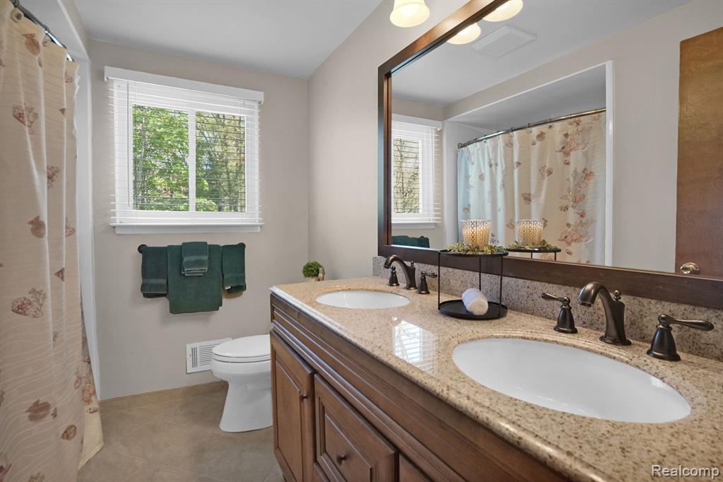 430 CHESTER Court, South Lyon, MI 48178 — Photo 29
