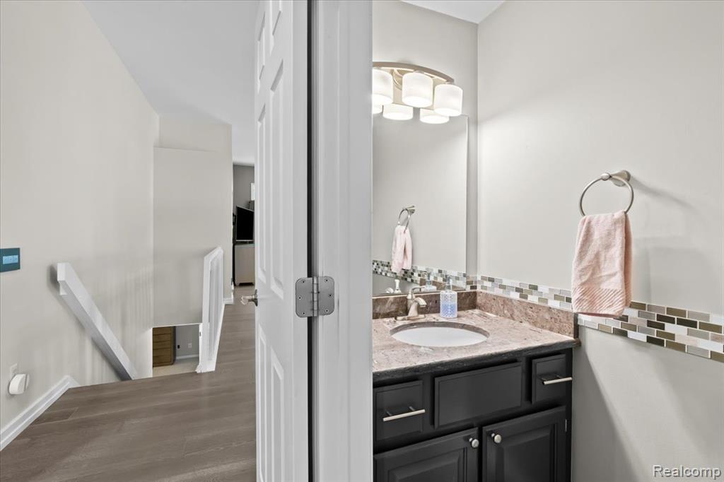 657 WOODSIDE Drive, Milford, MI 48381 — Photo 17