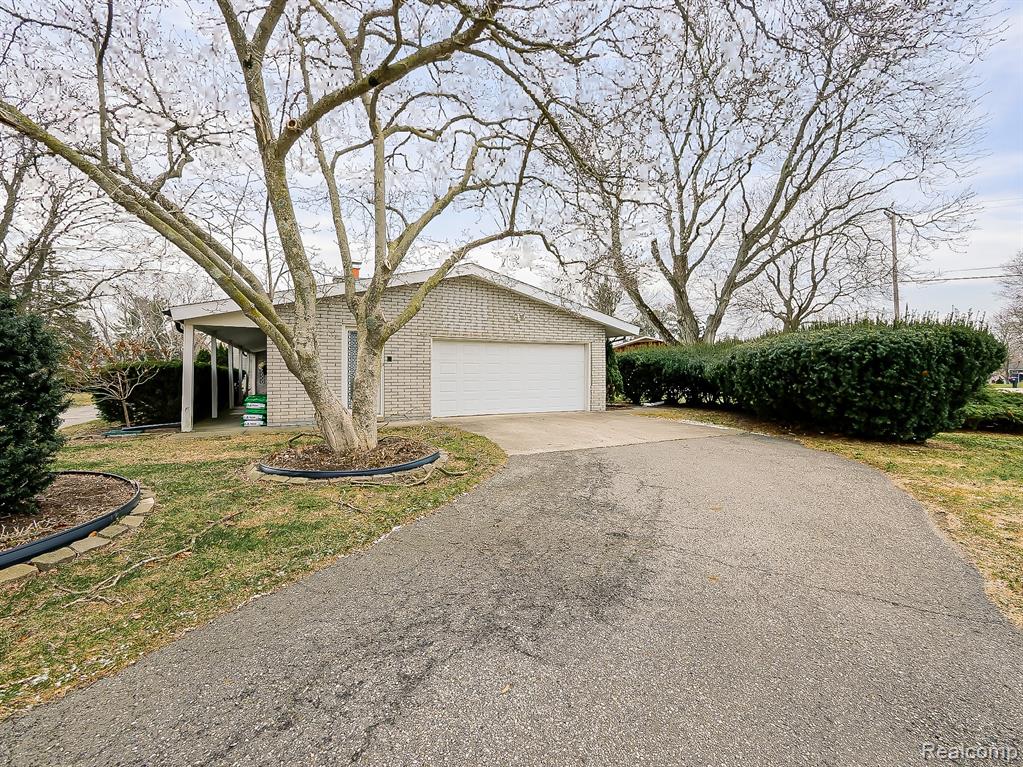 6775 Cedarbrook Drive, Bloomfield Hills, MI 48301 — Photo 36