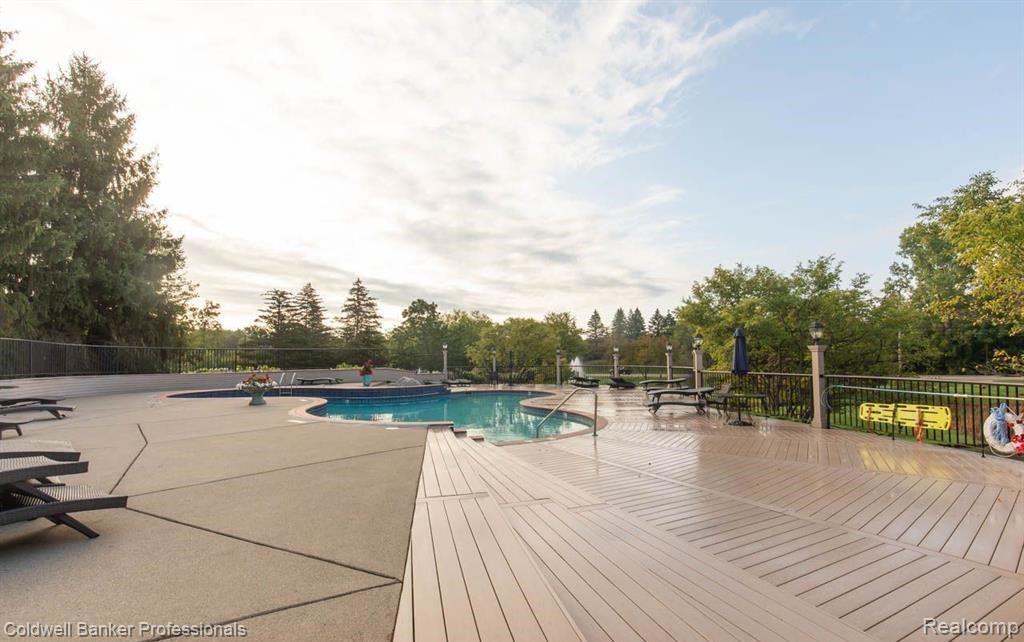 7360 MEADOWRIDGE Drive, West Bloomfield, MI — Photo 26