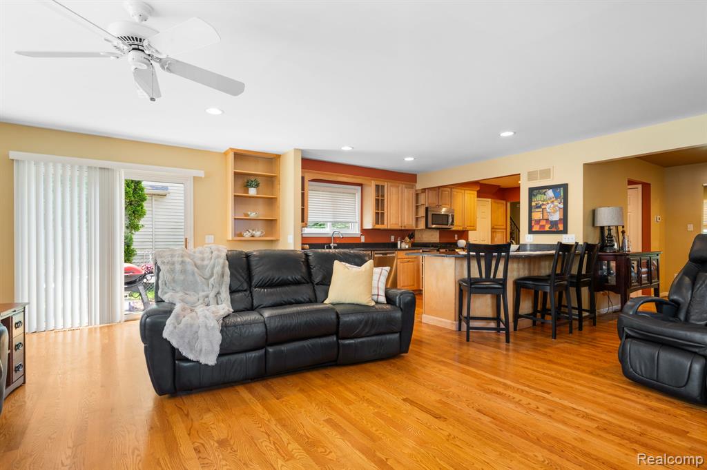 10065 Hart Avenue, Huntington Woods, MI — Photo 17