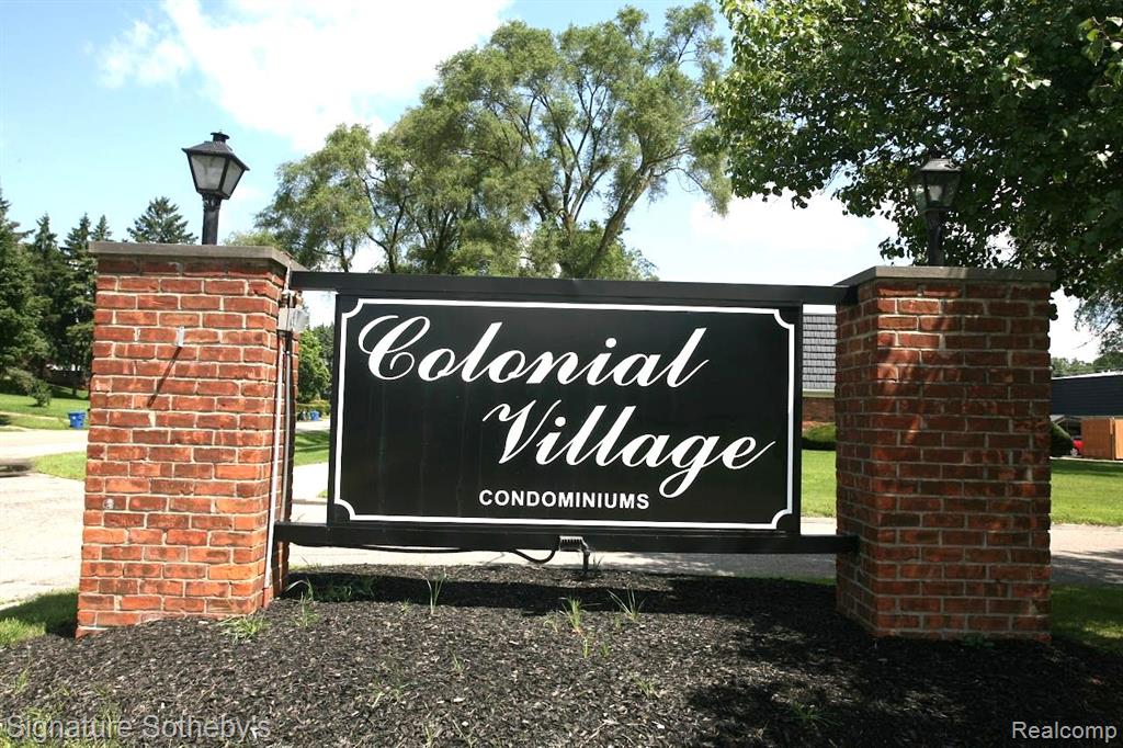 1812 COLONIAL VILLAGE Way, 3, Waterford, MI 48328 — Photo 2