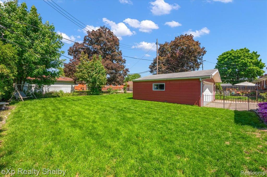 8929 HEADLEY Drive, Sterling Heights, MI 48314 — Photo 33