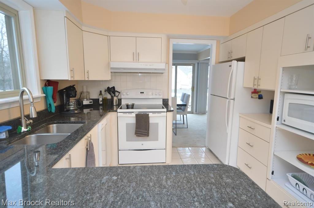 5305 FAIRWAY LN, West Bloomfield, MI 48323 — Photo 8