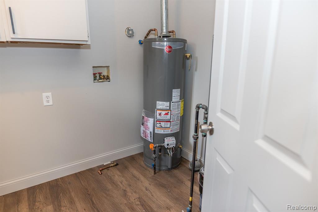 9114 ISLAND Drive, Clay, MI 48001 — Photo 36