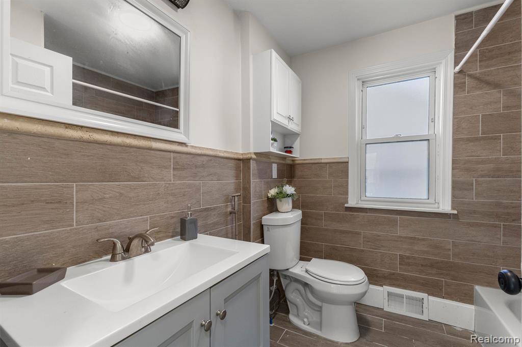 6447 CENTRALIA Street, Dearborn Heights, MI 48127 — Photo 16