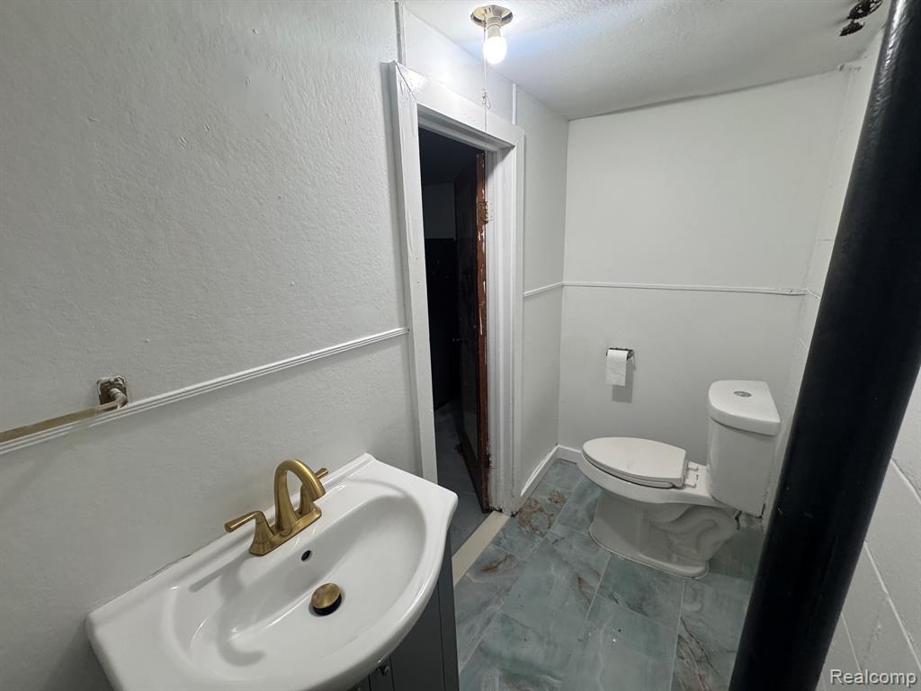 20910 Van Antwerp, Harper Woods, MI 48225 — Photo 18