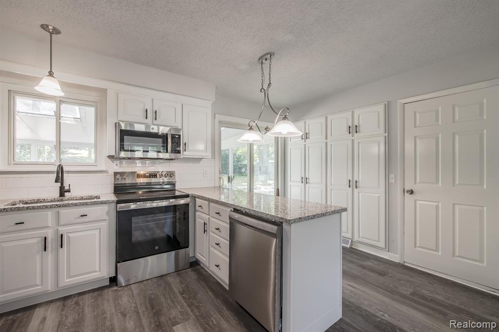 5357 Farm Road, Waterford, MI 48327 — Photo 9
