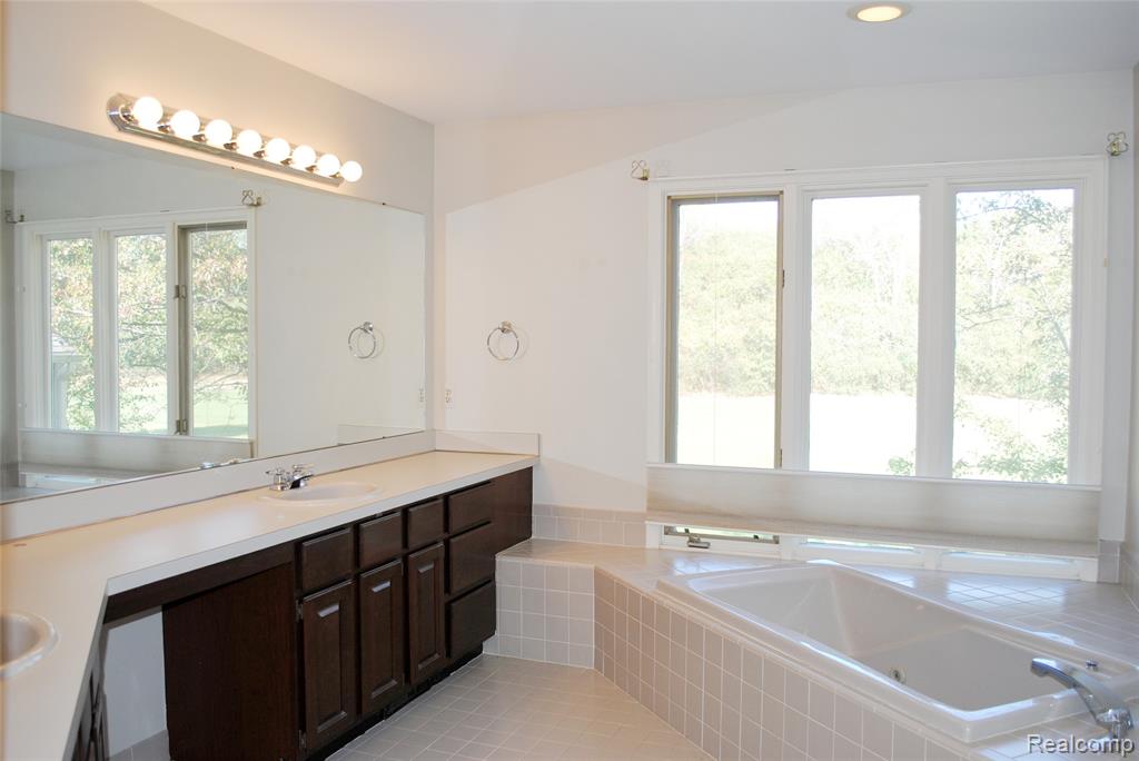 719 Upper Scotsborough Way, Bloomfield Hills, MI 48304 — Photo 12