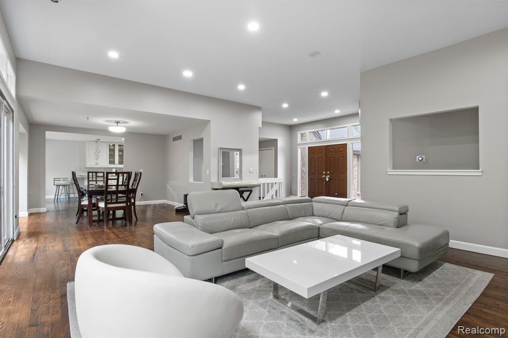 4578 PINE VILLAGE Drive, West Bloomfield, MI 48323 — Photo 10