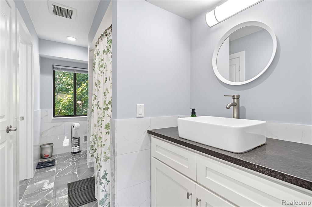 629 Ashley Circle, Rochester Hills, MI 48307 — Photo 19