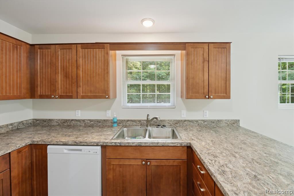 5849 Whispering Oaks Drive, Howell, MI 48855 — Photo 14