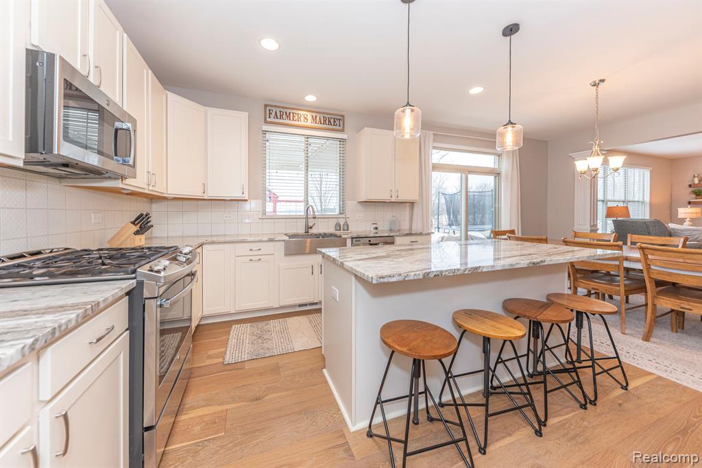 806 LAKE WOODS Drive, Canton, MI 48188 — Photo 18