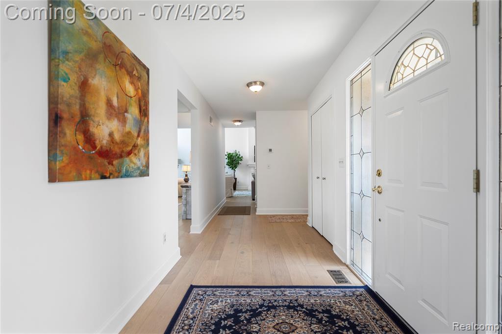 938 Brookwood Lane E, Rochester, MI 48309 — Photo 2