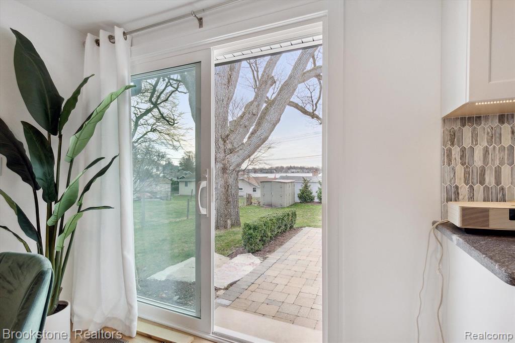 633 DETROIT Avenue, Lake Orion, MI 48362 — Photo 15