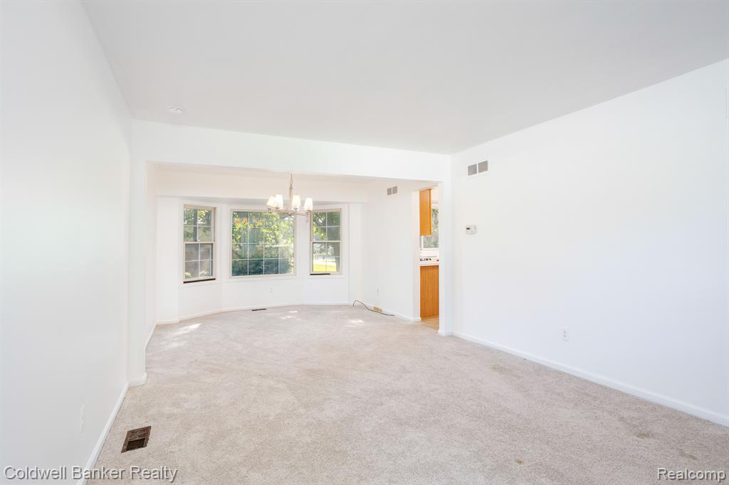 5310 HERTFORD Drive, Troy, MI 48085 — Photo 5
