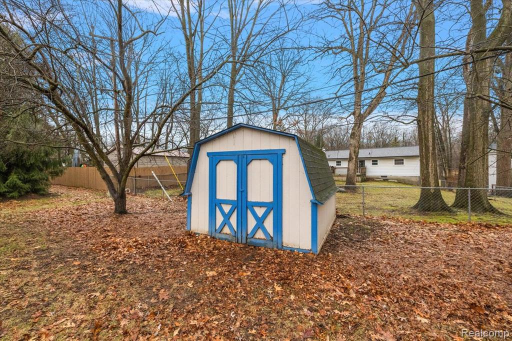 4399 Midrow Road, Waterford, MI 48329 — Photo 39