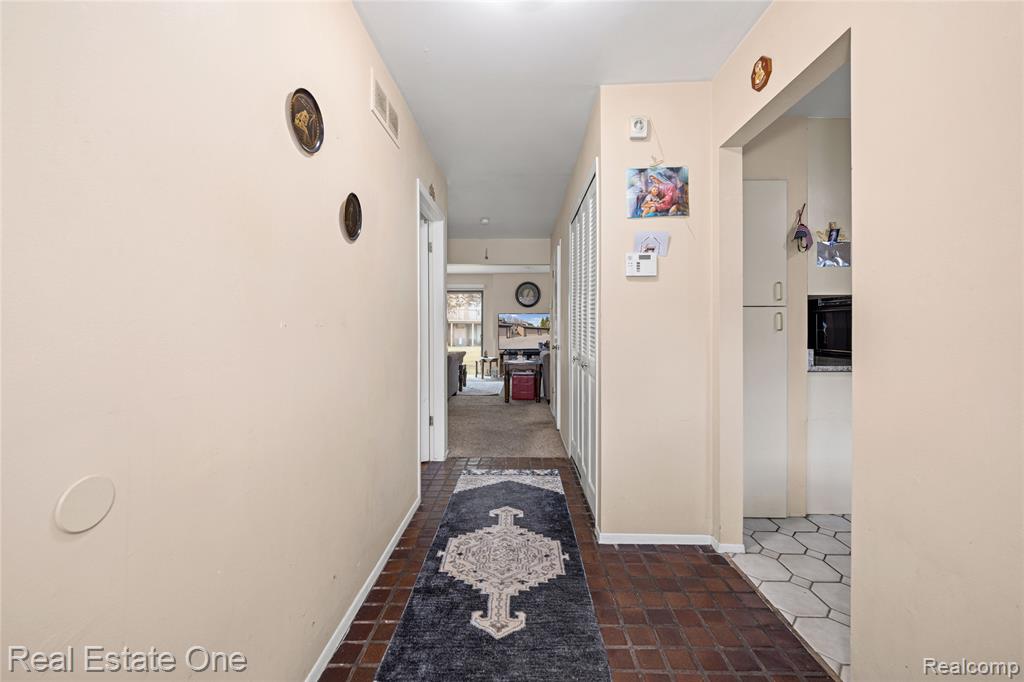 5226 Brett Court, West Bloomfield, MI — Photo 4