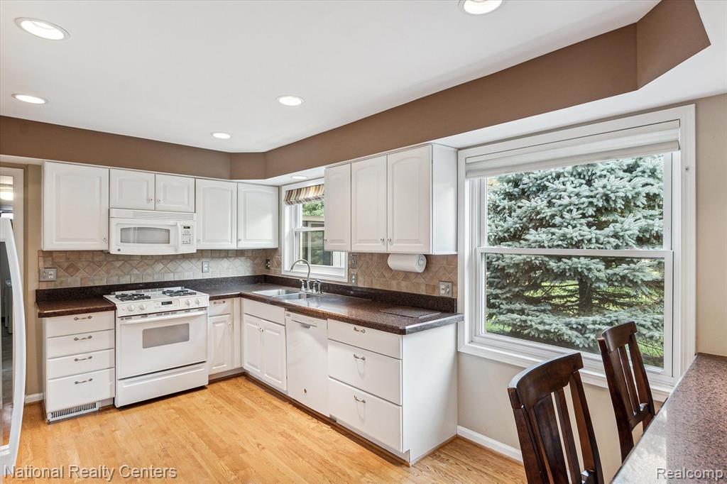 42372 COTSWOLD Court, Northville, MI 48168 — Photo 15
