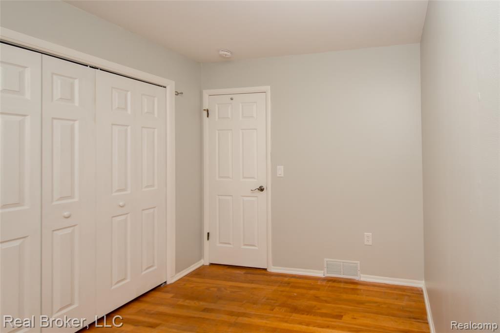 5103 Ridgetop Drive, Waterford, MI 48327 — Photo 12