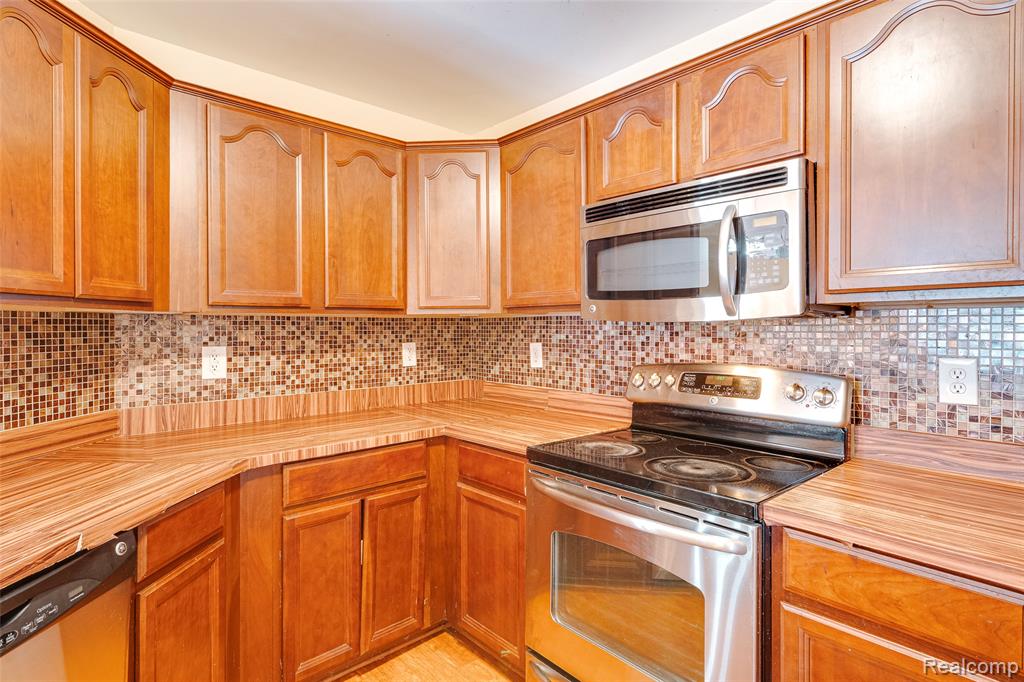 31204 Alexa Drive, Commerce Twp, MI 48390 — Photo 13