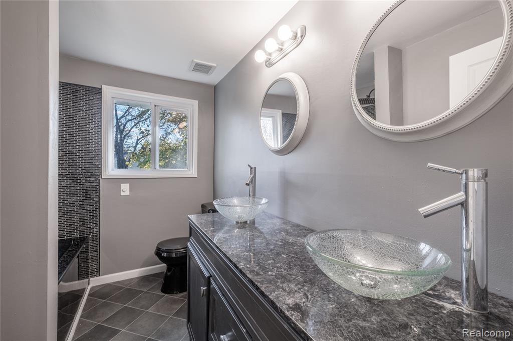 5297 Oaktree Drive, Flint, MI 48532 — Photo 11