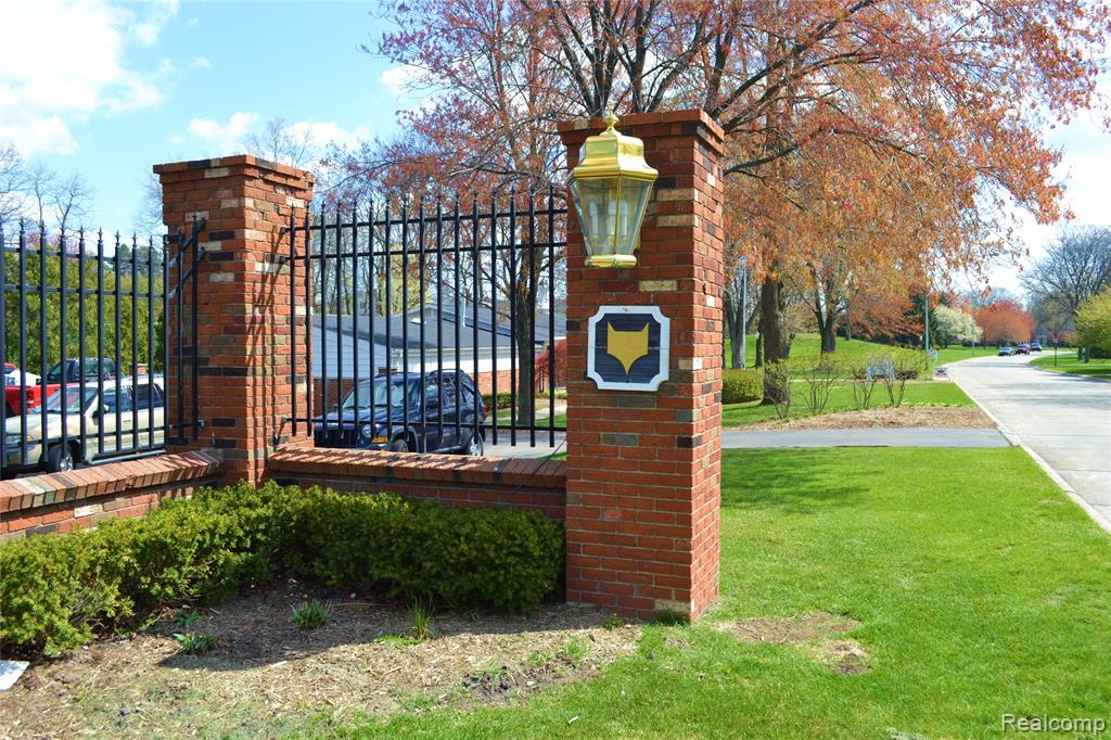 559 Fox Hills Drive N, Bloomfield Hills, MI 48304 — Photo 20