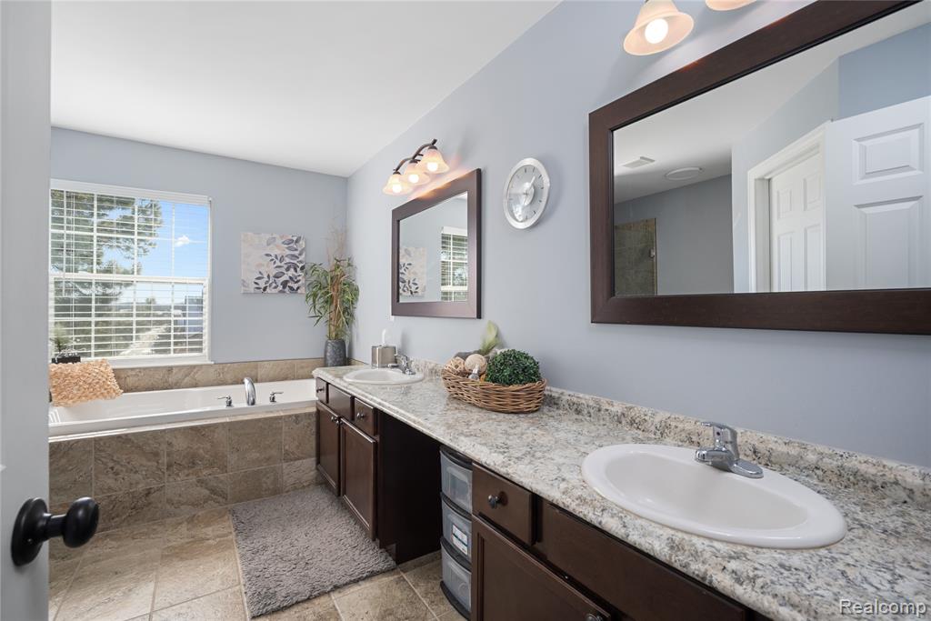 529 Napa Valley Drive, Milford, MI 48381 — Photo 18