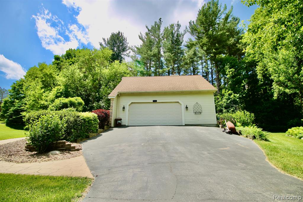 9296 Pine Hill Trail, Fenton, MI 48430 — Photo 34