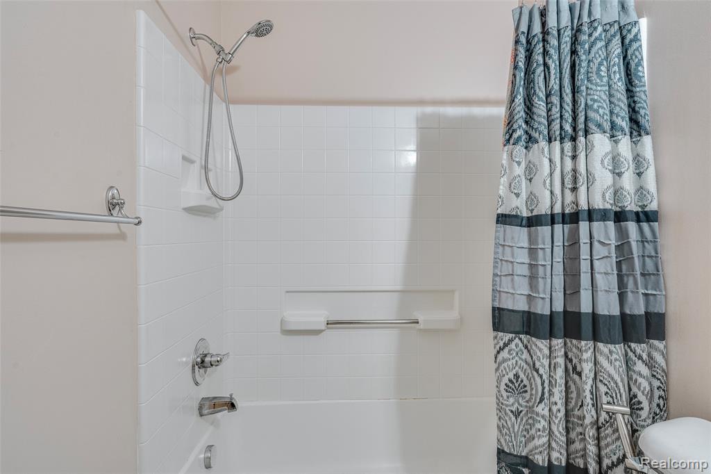 454 Old Pine Way, Walled Lake, MI 48390 — Photo 35