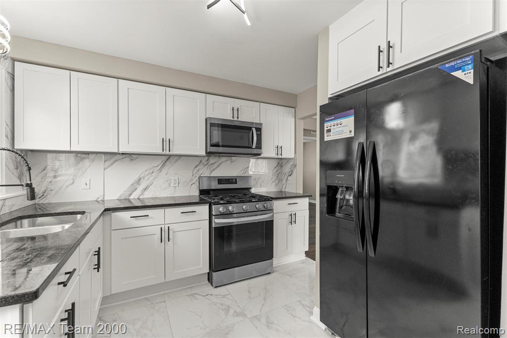 4652 Raymond Avenue, Dearborn Heights, MI 48125 — Photo 15