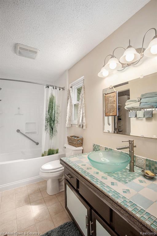 5360 OLD FRANKLIN Court, Grand Blanc, MI 48439 — Photo 18