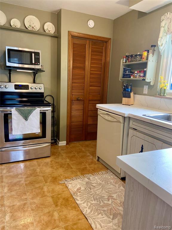 17812 Quarry Road, Riverview, MI 48193 — Photo 13
