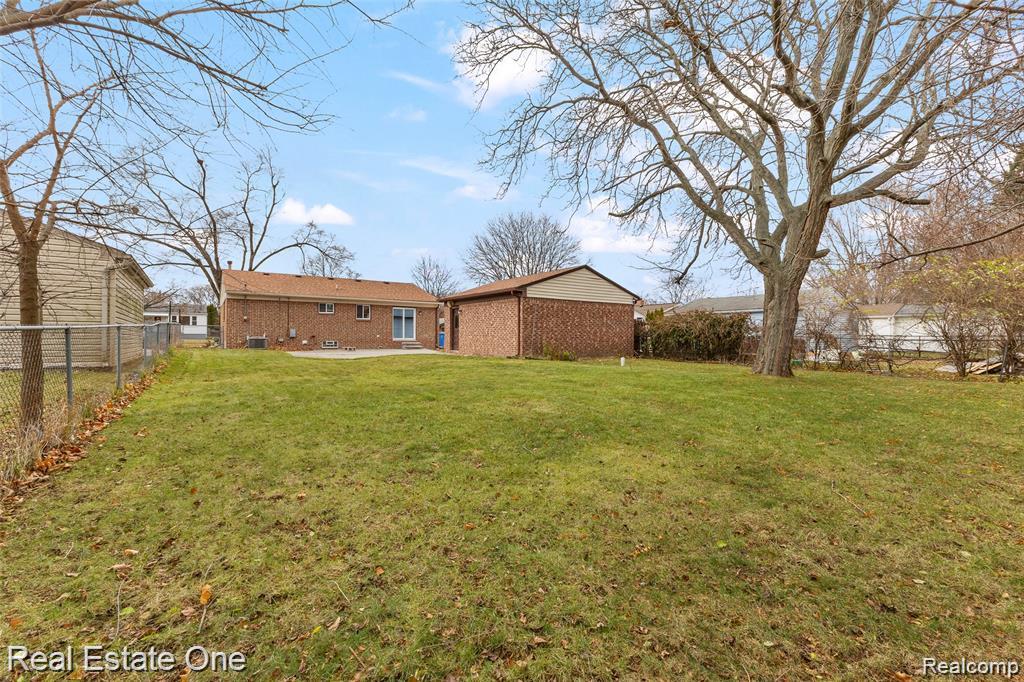 8456 Robindale Street, Dearborn Heights, MI 48127 — Photo 21