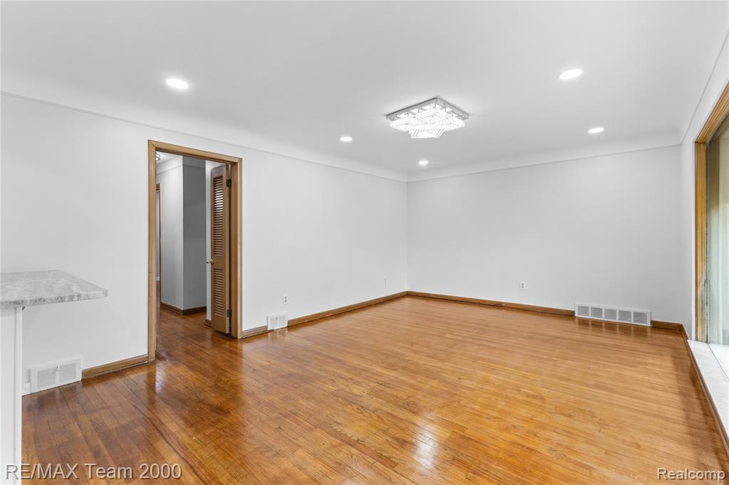 8551 Rockland Street, Dearborn Heights, MI 48127 — Photo 12