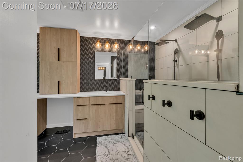 6081 Beachwood Drive, West Bloomfield, MI 48324 — Photo 32