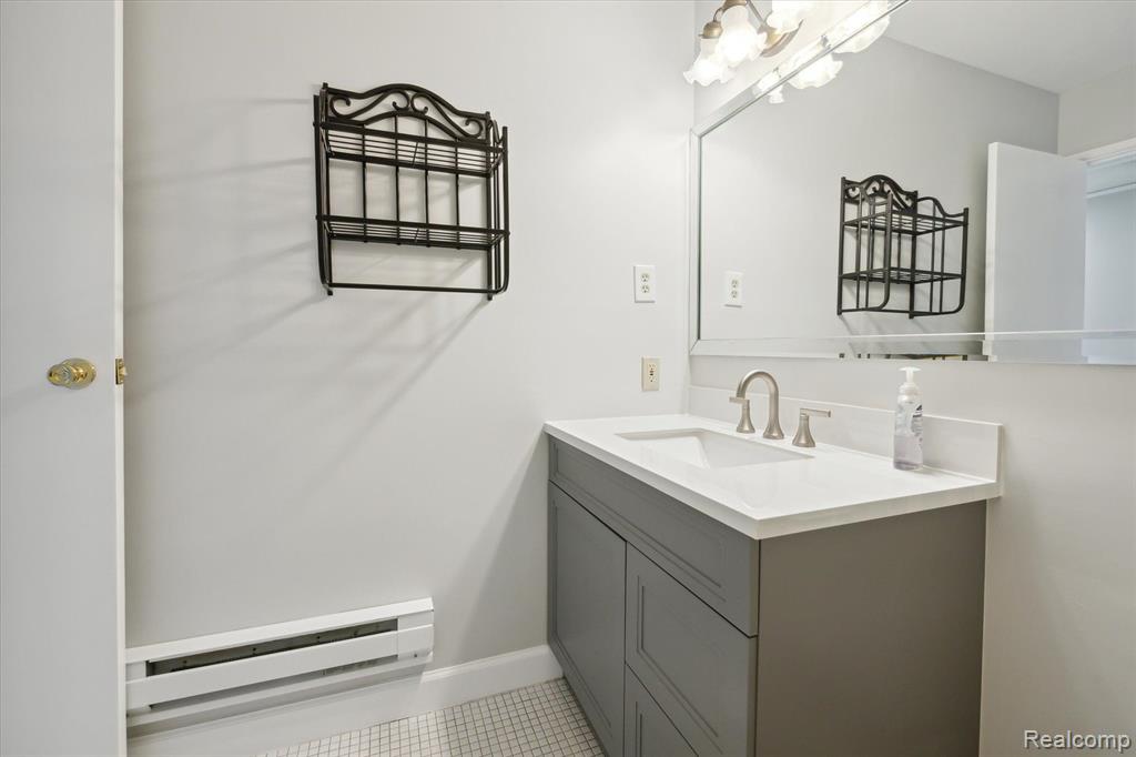 1802 COLONIAL VILLAGE Way, 2, Waterford, MI 48328 — Photo 4