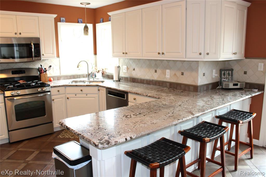 47671 Stratford Drive, Canton, MI 48187 — Photo 8
