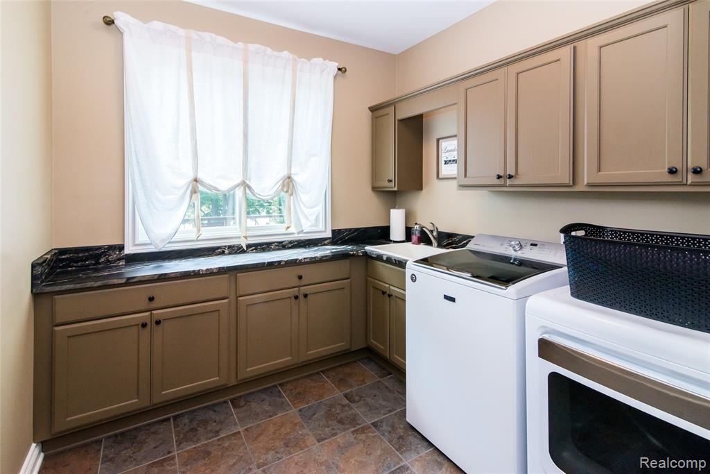 3166 W Beach Lake Drive, Milford, MI, 48380