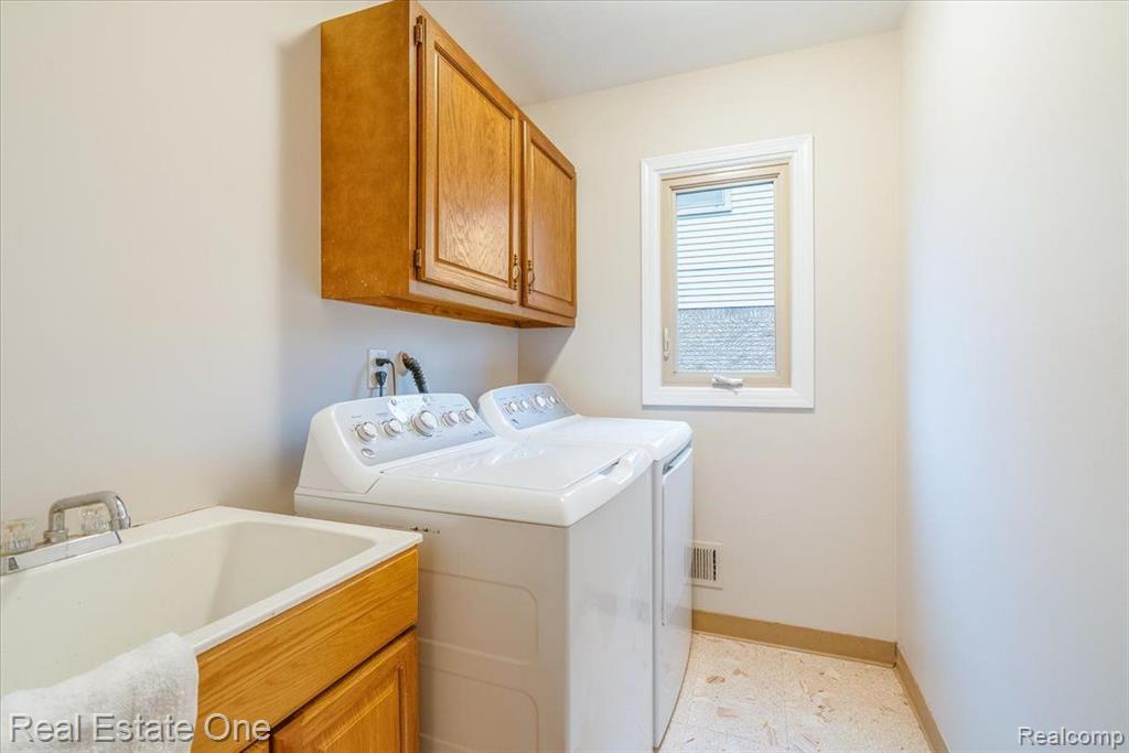 16161 WEATHERFIELD Drive, Northville, MI 48168 — Photo 33