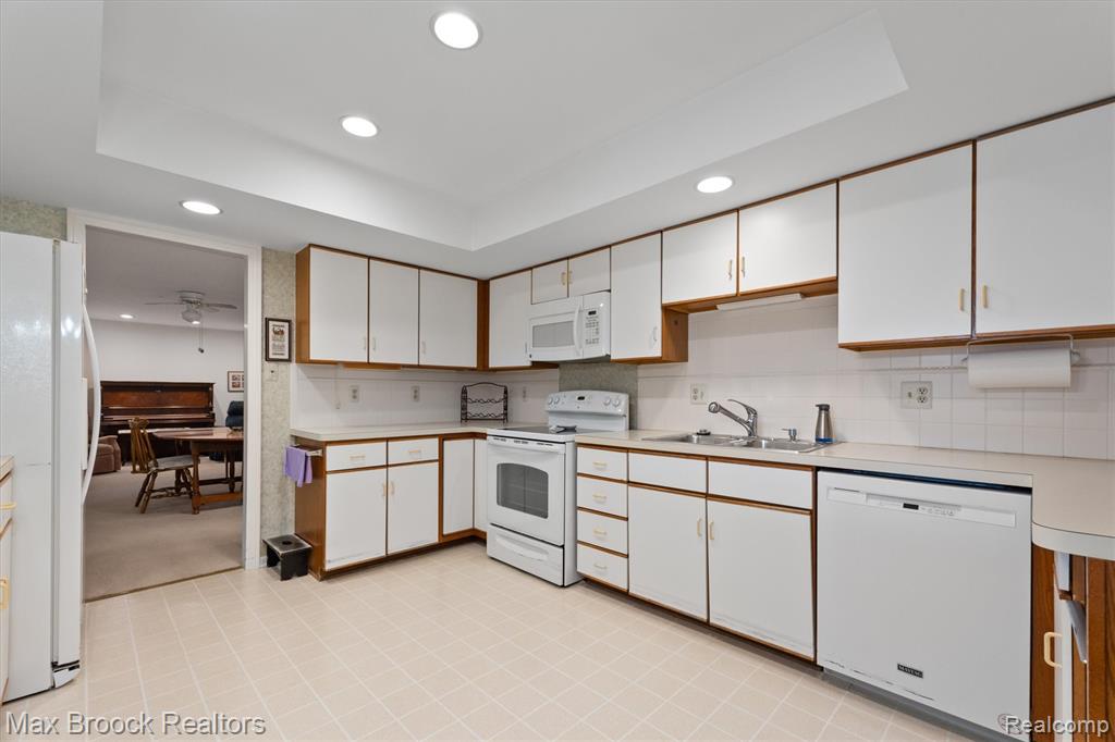 19710 W 13 Mile Road, 210, Beverly Hills, MI 48025 — Photo 16